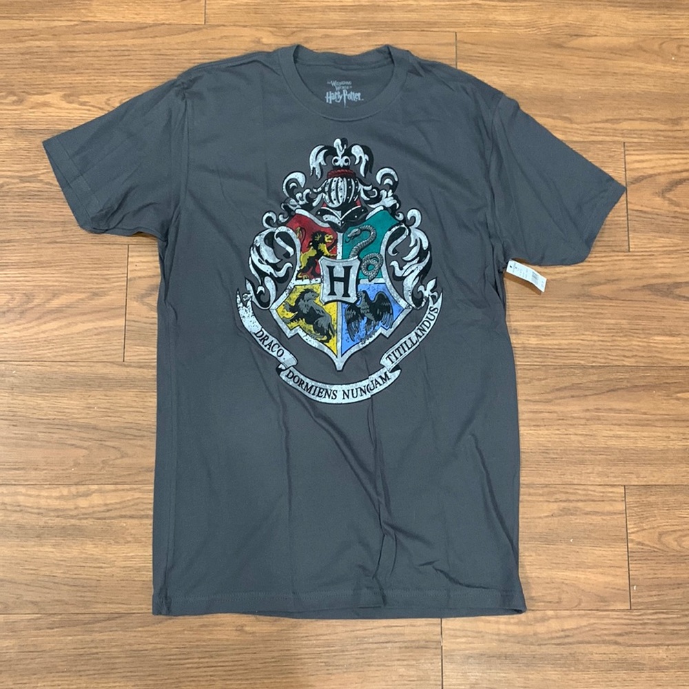 NWT Harry Potter Hogwarts Shirt